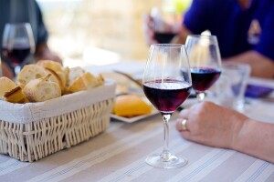 Vino ćemo sve češće piti iz plastične i kartonske ambalaže