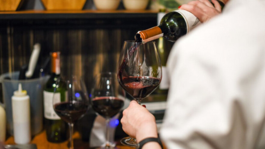 Jeftinim vinima punili butelje i skupo ih prodavali