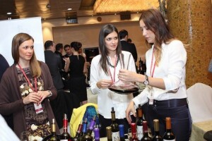 Međunarodni vinski i gastro festival Vinosaur na Staroj Adi
