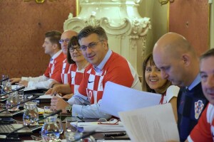 Plenković s predstavnicima trgovačkih lanaca i otkupljivačima: domaće voće i povrće još uvijek teško nalazi svoj put do polica trgovina