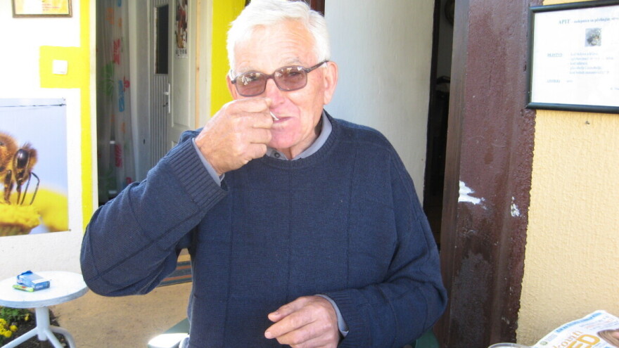 Vladimir Milić od uginulih pčela pravi kapi paparke - tvrdi da su ljekovite