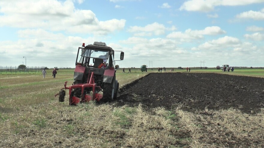 Srbobranska brazda: Dobar traktor i plug, ostalo se namešta iz kabine
