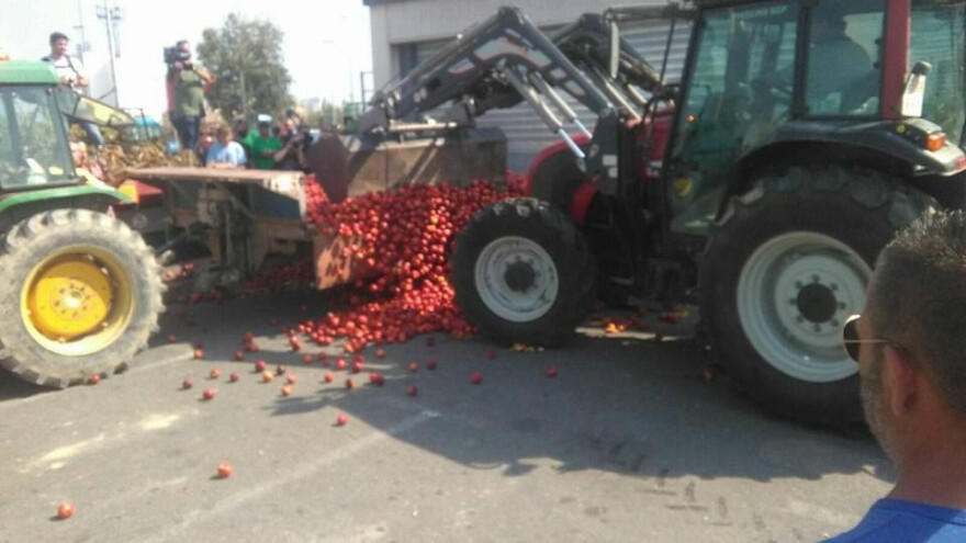Prekipjelo im - voće umjesto na policama završilo na ulici!