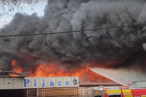 Veliki požar guta tuzlansku Gradsku pijacu