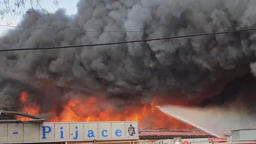 Veliki požar guta tuzlansku Gradsku pijacu