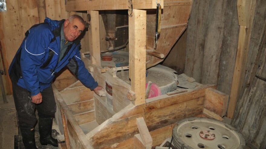 Dragomir Sorak melje mlivo na dva kamena u 200-godišnjoj vodenici