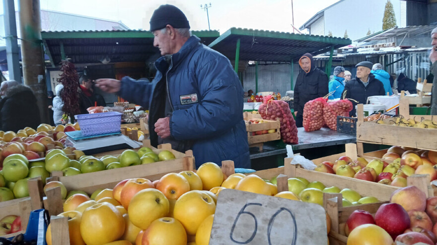 Proizveo 25 tona jabuke, spušta cenu da proda preostalih šest tona sa lagera