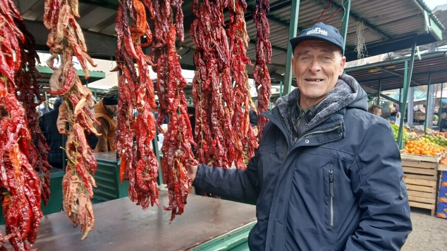 Zvonko iz Klinovca niže i suši staru mesnatu sortu paprike koju je sam selektirao