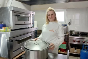 Vetar u leđa: Kroz projekat "Ona zna" Vesna dobila novac za kupovinu profesionalne pećnice