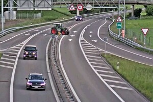 Ne znaju za šta pre da ga kazne: Ukrao traktor, pa vozio autoputem u pogrešnom smeru, bez vozačke