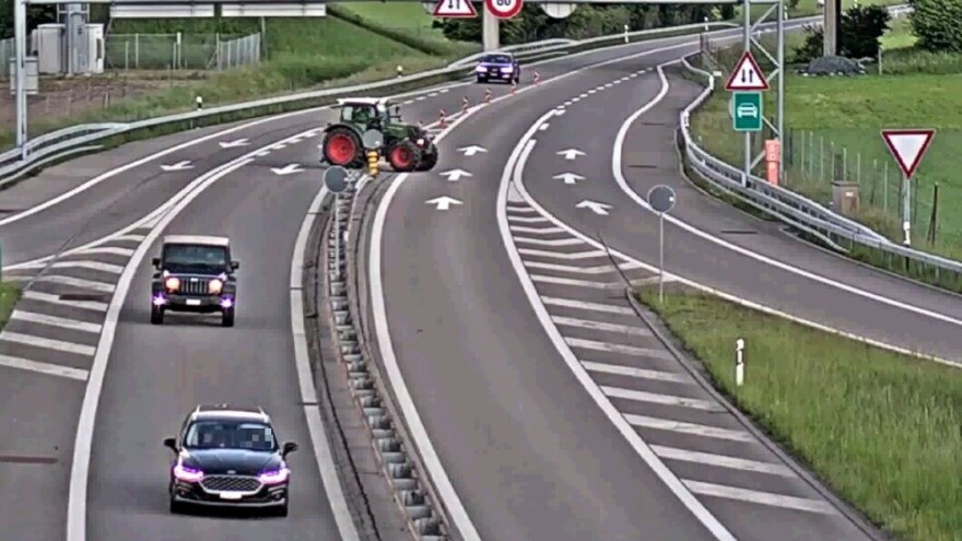 Ne znaju za šta pre da ga kazne: Ukrao traktor, pa vozio autoputem u pogrešnom smeru, bez vozačke