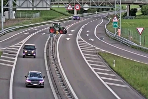 Ne znaju za što ga prije kazniti: Ukrao traktor pa vozio autocestom u krivom smjeru, bez vozačke