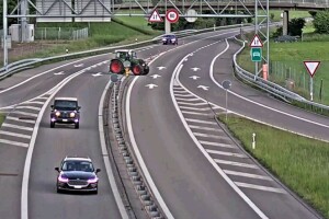 Ne znaju za što ga prije kazniti: Ukrao traktor pa vozio autocestom u krivom smjeru, bez vozačke