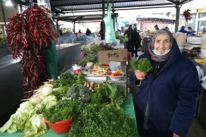 Zagorka Nikolić: Pola veka prodaje povrće na pijaci, ali se sve slabije pazari