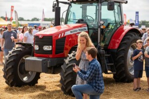 Zaprosio djevojku na Massey Fergusonu