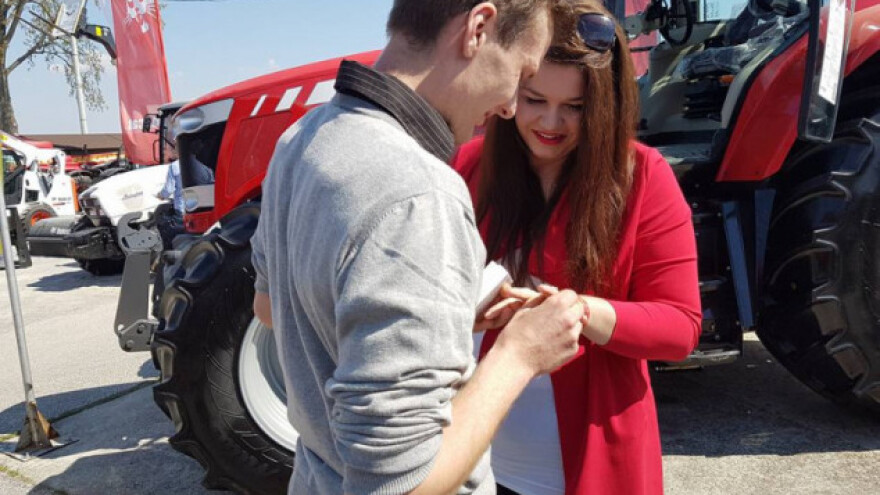 Zaprosio devojku na Massey Fergusonu