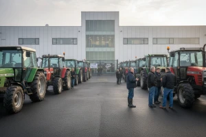 Zdenkini kooperanti traktorima blokirali ulaz