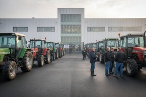 Zdenkini kooperanti traktorima blokirali ulaz