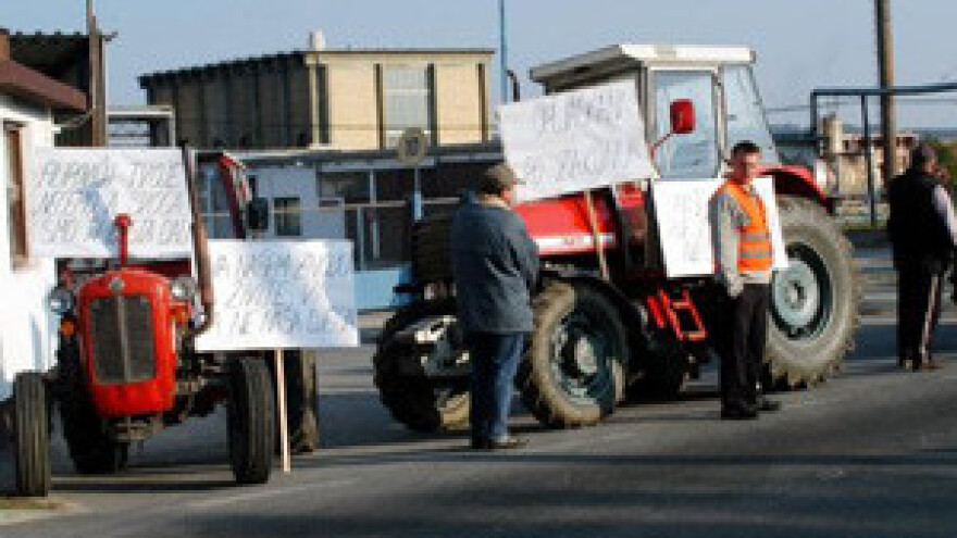 Zdenkini kooperanti traktorima blokirali ulaz
