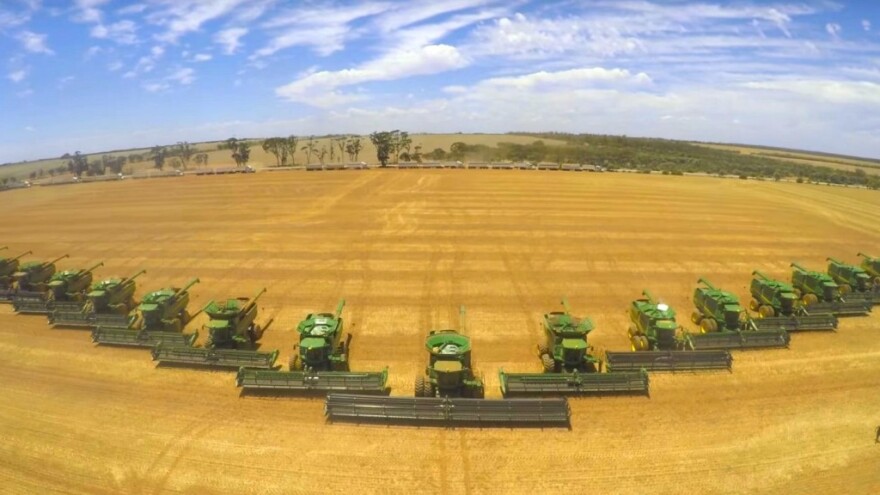 Kako izgleda žetva pšenice s 20 John Deere kombajna?