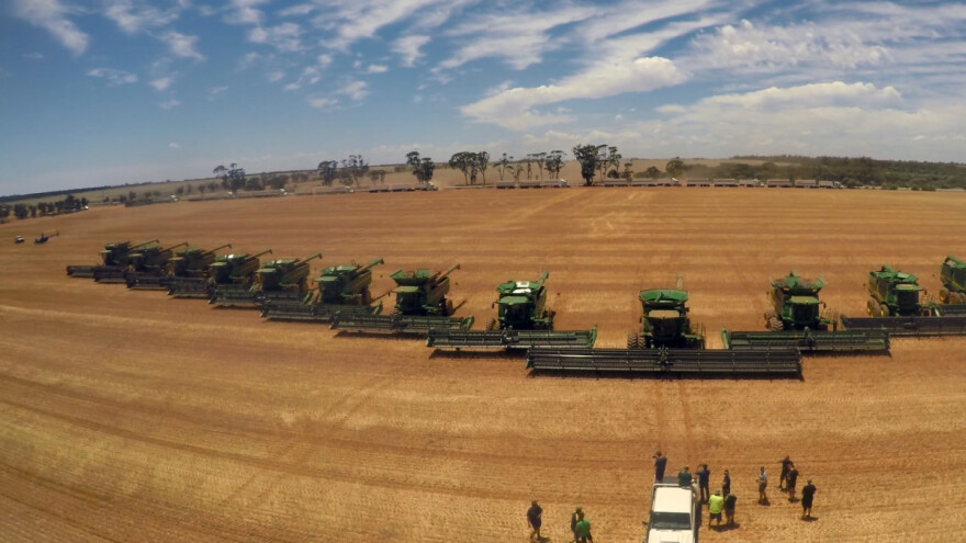 Kako izgleda žetva pšenice s 20 John Deere kombajna?