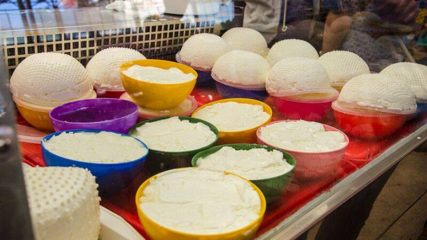 Kumice daruju ugrožene obitelji sirem, vrhnjem i jogurtom