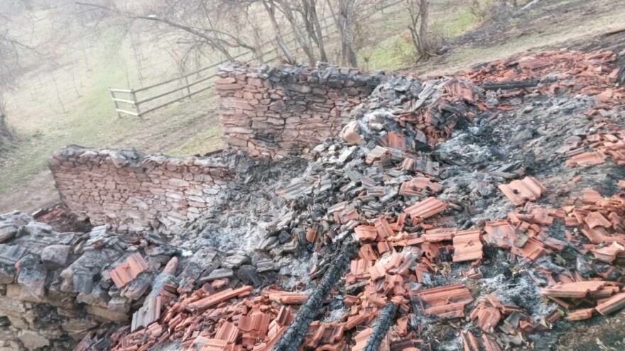 Izgorelo mu 17.000 kg sena, krave drži u komšijskoj štali