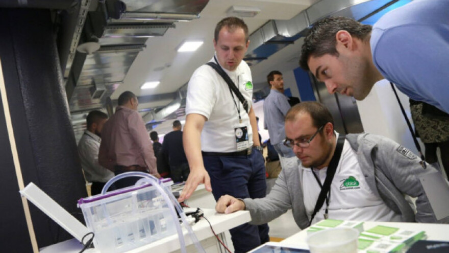 ZOBLAK - zalijeva maline i nadzire brojlere