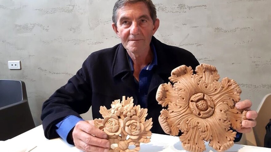 Pravi ikonostase, kutije, ali i komade nameštaja u duborezu za poznate ličnosti