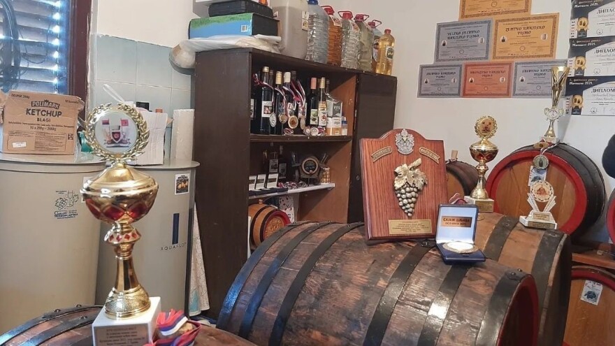 Rakija i vino u bačvama, a na bačvama medalje i pehari