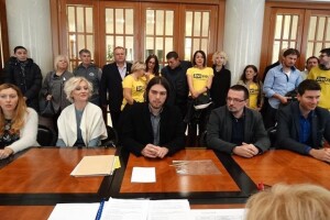 Živi zid: Izbaviti selo iz kreditnog ropstva!