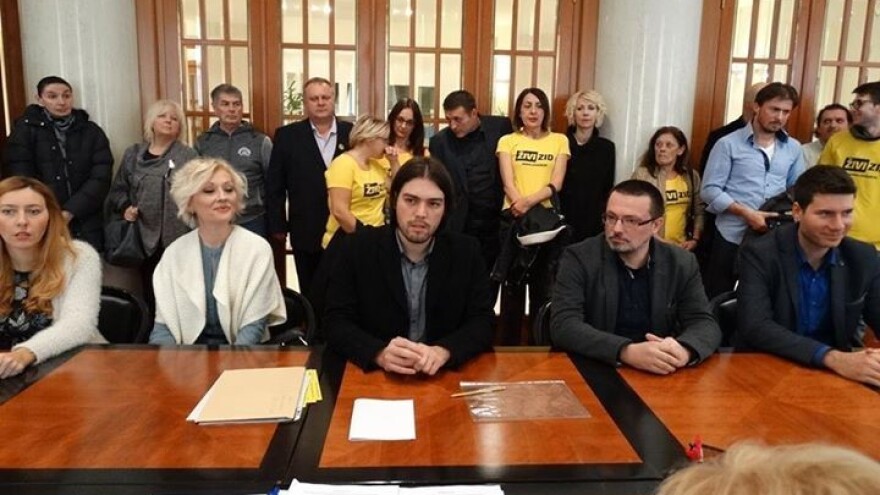 Živi zid: Izbaviti selo iz kreditnog ropstva!